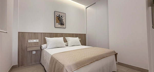 Habitación 1 con cama doble y decoración moderna